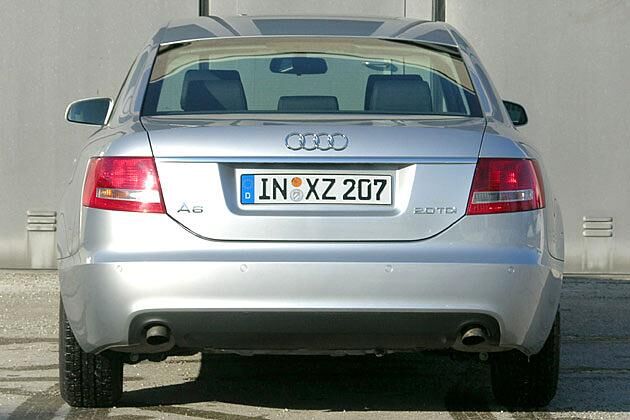 Zwei Auspuffendrohre sorgen für eine sportliche Optik