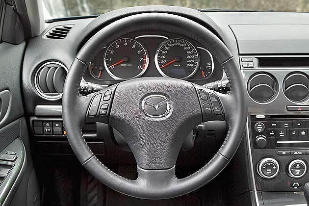 Vorne erwartet ein aufgeräumtes und gut verarbeitetes Cockpit den Fahrer