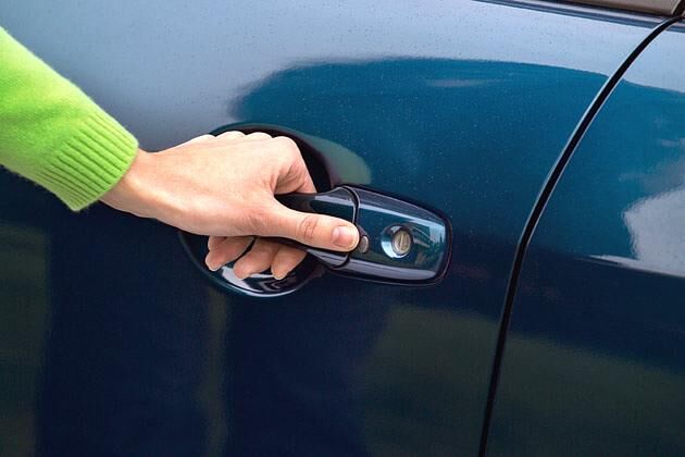 Beim optionalen Keyless-Go genügt das Mitführen der Karte und ein Druck auf den Türknopf