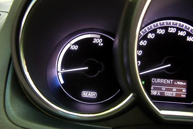 Der RX 400h hat eine Leistungsanzeige  in sehr schöner Lichttechnik