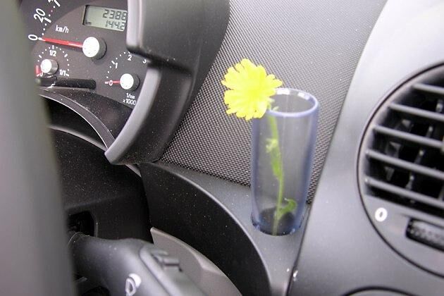 Blumenvase: Das Väschen rechts neben dem Lenkrad passt zum Auto