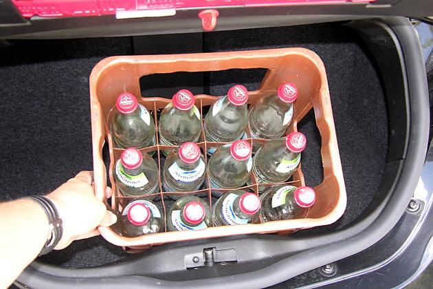 Mineralwasserkästen passen gerade so durch die Kofferraumöffnung hindurch