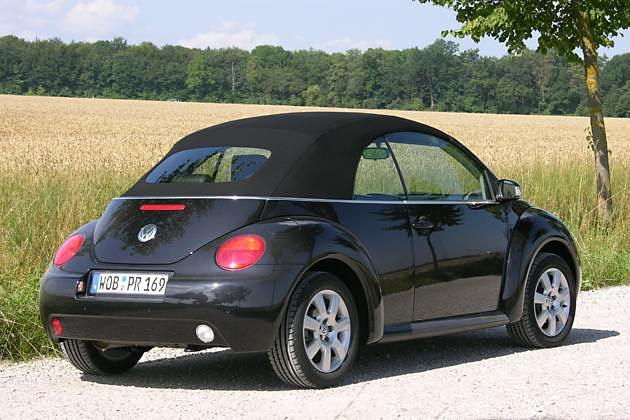 Wenn Wagen- und Verdeckfarbe übereinstimmen, sieht das Cabrio fast wie eine Limousine aus