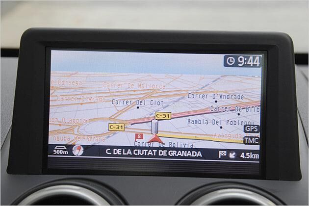 Moderne Ortientierungshilfe: Das Navi-System mit Farbdisplay kostet 2.200 Euro