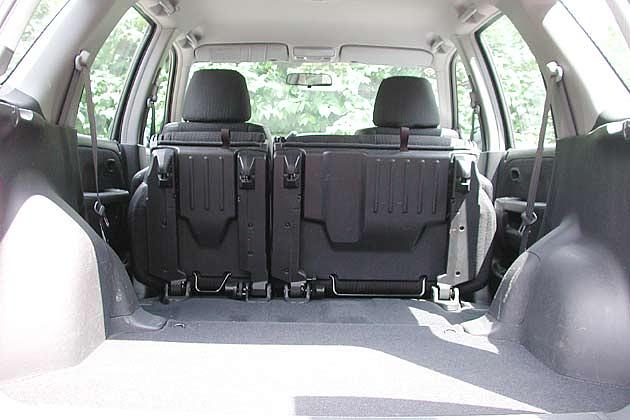 ...bei umgeklappten Rücksitzen passen 952 Liter in den CR-V