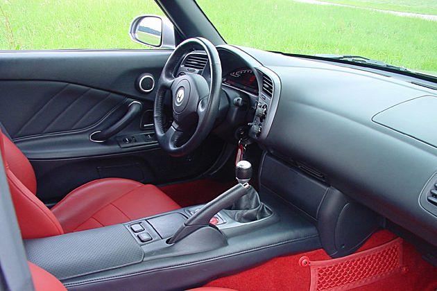 Im Inneren herrscht eine schlichte Optik - das Radio beispielsweise ist nicht zu sehen