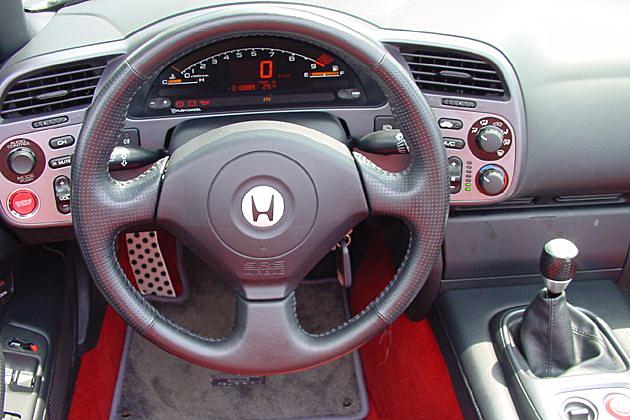 Das Cockpit: Alle Knöpfe in unmittelbarer Nähe des kleinen Lederlenkrads