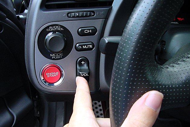 Um die Lautstärke der Audioanlage zu ändern, braucht man die Hand nicht vom Lenkrad zu nehmen