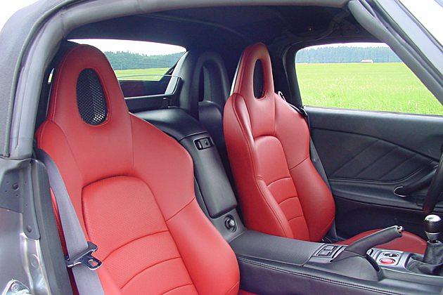 Ehrensache, dass die Sitze guten Seitenhalt geben - bei einem Roadster muss das so sein