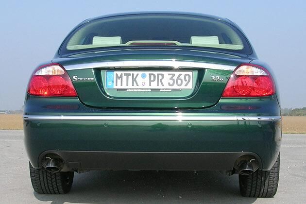 Zu erkennen an den zwei großen Auspuffendrohren: Jaguar S-Type 2.7 D