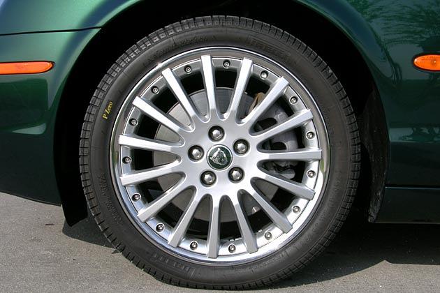 Tolle Paarung: Die 17-Zoll-Alus mit 245er-Pirellis sorgen für guten Kontakt zur Fahrbahn