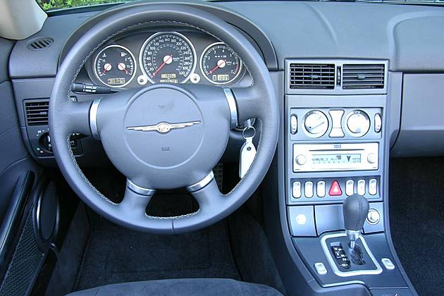 Cockpit: Das große Lenkrad und die Automatik wollen nicht recht zu einem Sportmodell passen