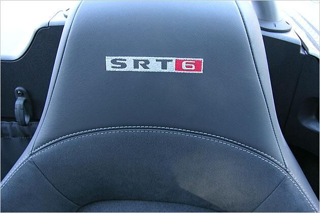 Emblem auf der Kopfstütze: SRT steht für Street and Racing Technology, 6 für die Zylinderzahl