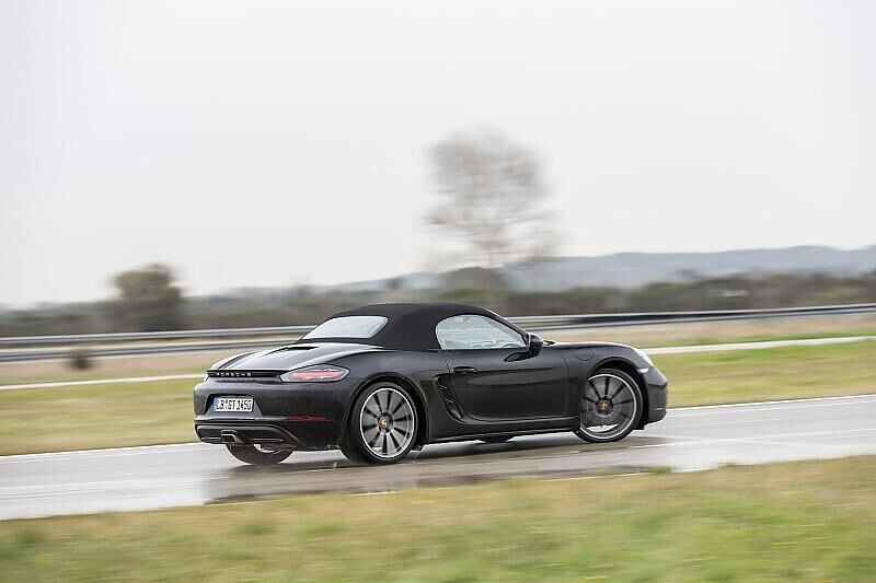 Die Lenkung des Porsche Boxster ist direkter