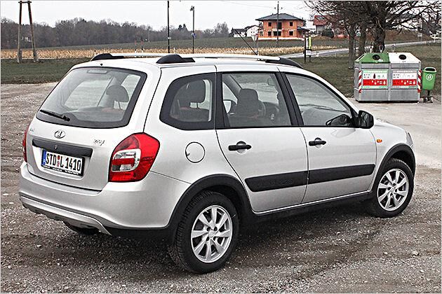 Um aus dem Lada Kalina II Kombi einen Kalina Cross zu machen, legte man das Fahrzeug 22 Millimeter höher