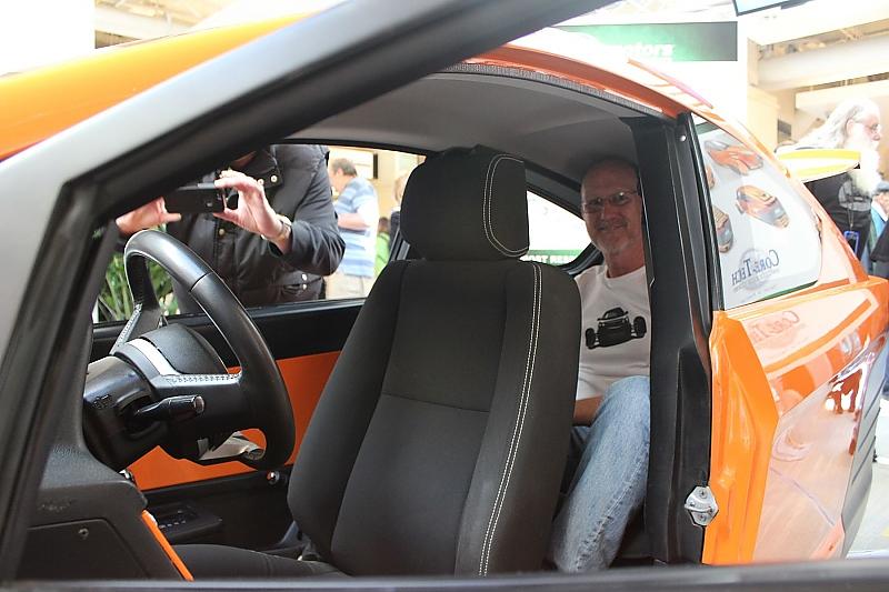 Der Mitfahrer sitzt hinten.