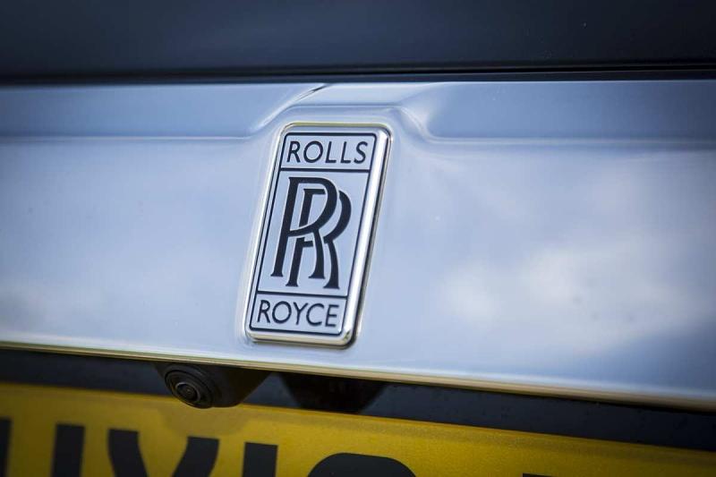 Das Rolls-Royce-Emblem befindet sich auf dem Kühler