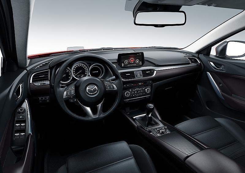 Das Cockpit des Mazda 6 mit manuellem Getriebe.