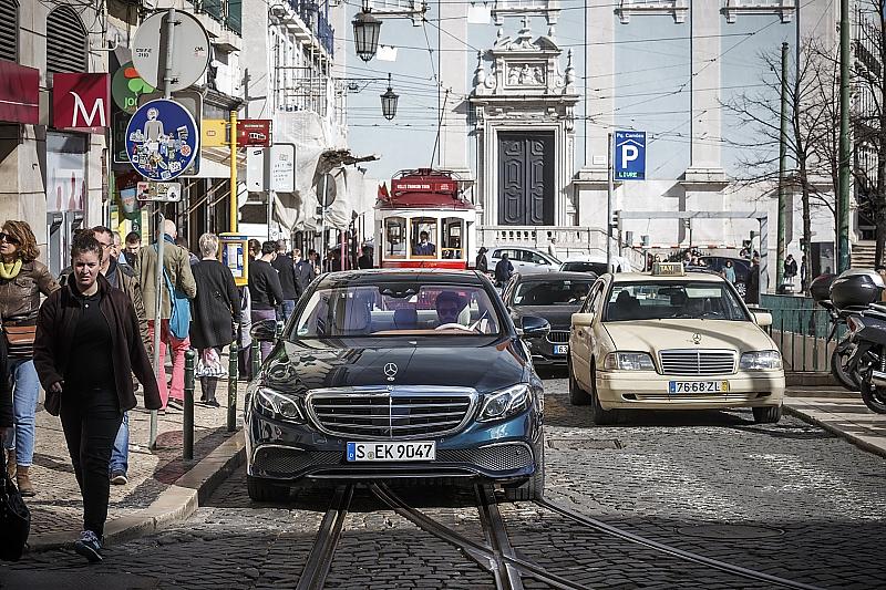 Mercedes E 220d - auf den Straßen von Lissabon