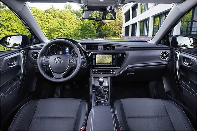 Das Cockpit ist schick gestaltet und funktional eingeräumt