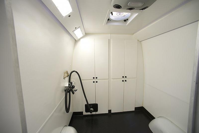 Die eigens kreierte Lackierkabine im Spray Tanning Bus