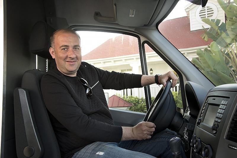 Emil Tuniyants in seinem Spray Tanning Bus