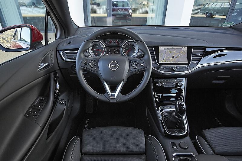 Schickes Cockpit mit ein paar uncharmanten Plastik-Elementen am Mitteltunnel