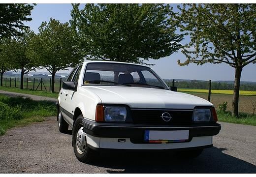 Opel Ascona Limousine (1981–1988)
