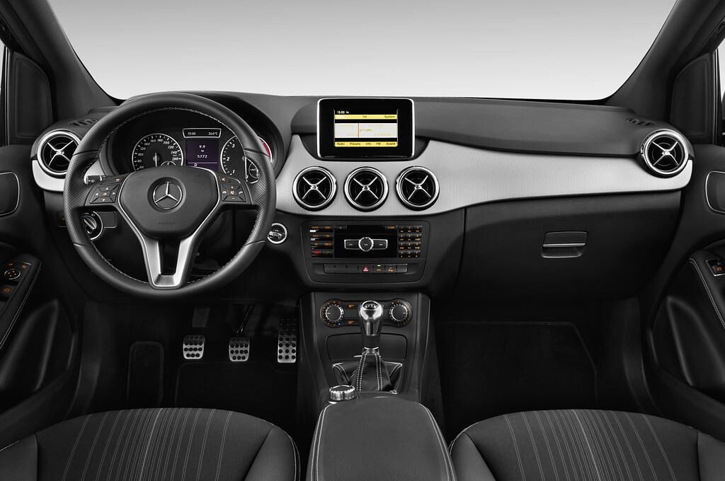 Mercedes B-Class (Baujahr 2013) Sport 5 Türen Cockpit und Innenraum