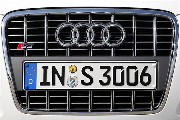 Kühlergrill mit Chrom-Längsstreben und S3-Logo