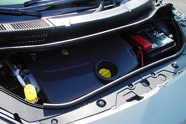 Unter der schmalen Öffnung der Klappe lauert der Dieselmotor
