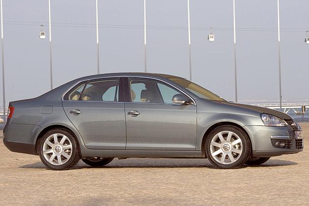 Bis zur B-Säule ist der Jetta dem Golf sehr ähnlich