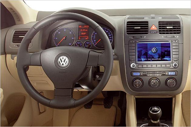Das Cockpit entspricht dem des Golf, auf dem der Jetta basiert
