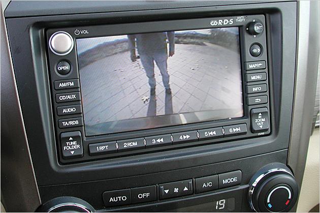 Das Bild der Rückfahrkamera wird im Navi-Display angezeigt