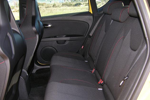 Im Fond haben auch größere Mitfahrer ausreichend Platz
