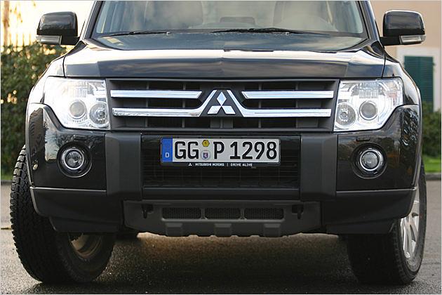 Ein robuster Unterfahrschutz zeugt vom Offroad-Potenzial des Pajero