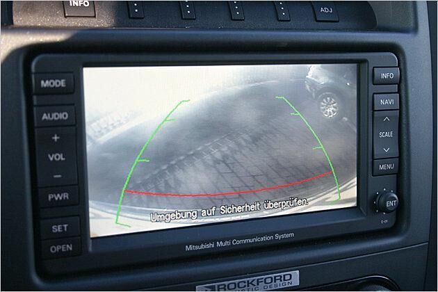 Beim Einlegen des Rückwärtsganges zeigt das Display das Bild der Rückfahrkamera