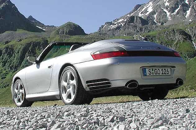 Das durchgehende rote Leuchtenband und die Auslassöffnungen stammen ursprünglich vom 911 Turbo