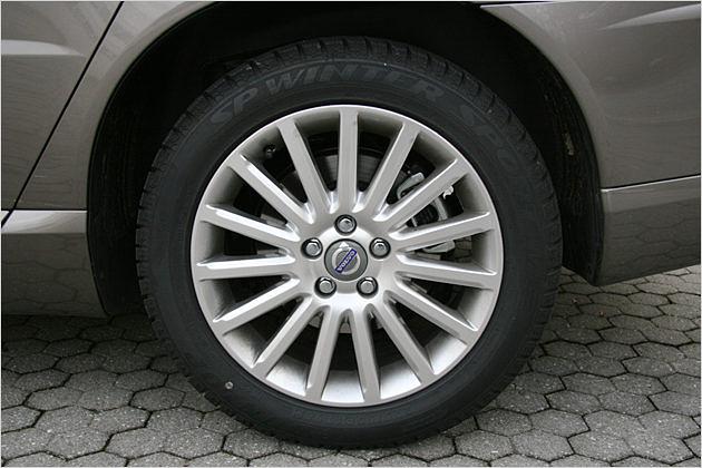 Aufpreispflichtig: Die 17-Zoll-Leichtmetallfelgen unseres Testwagens