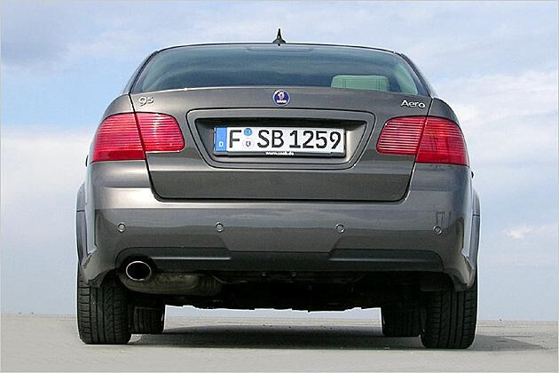 Kein fettes Doppelrohr: Die 260-Turbo-PS enden eher unscheinbar