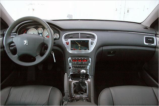 Innen hat vor allem der Beifahrer reichlich Platz