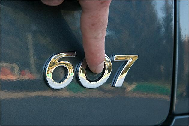 Der in der null des 607-Schriftzuges versteckte Knopf ...