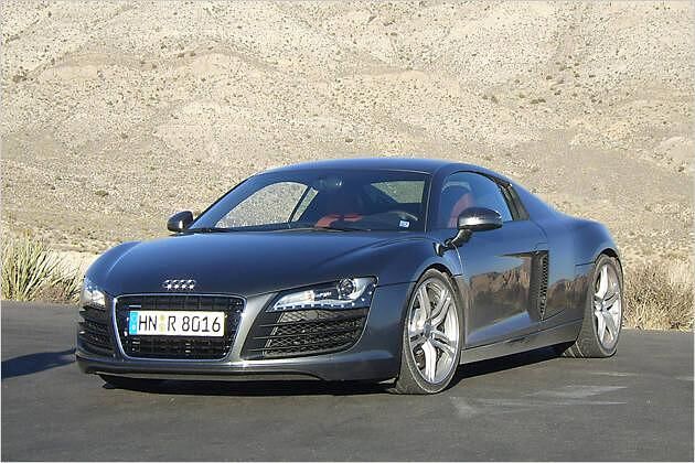 Schwarzer R8 mit Sideblades in Carbon-Ausführung