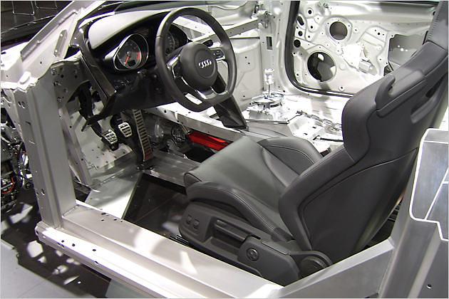 Der Fahrer-Arbeitsplatz mit den erstaunlich komfortablen, aber aufpreispflichtigen Schalensitzen