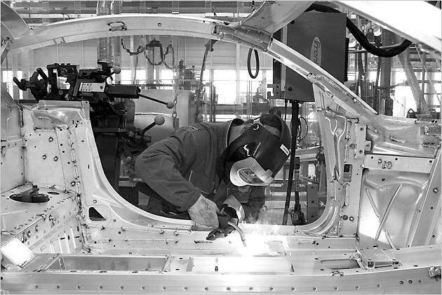 So wird der Spaceframe von Hand verschweißt