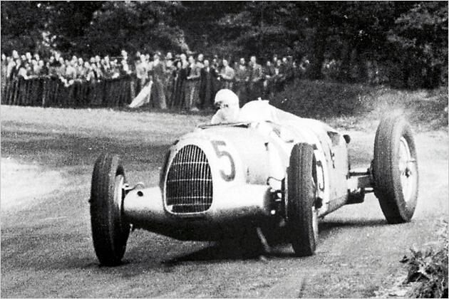Mittelmotor-Vorreiter: Auto Union-Rennwagen der 30er-Jahre mit Bernd Rosemeyer im Drift