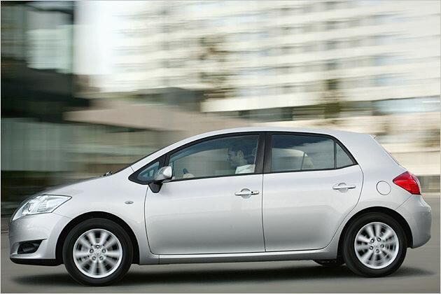 Ähnlich wie der Toyota Yaris, so wirkt der Auris kurz und hoch