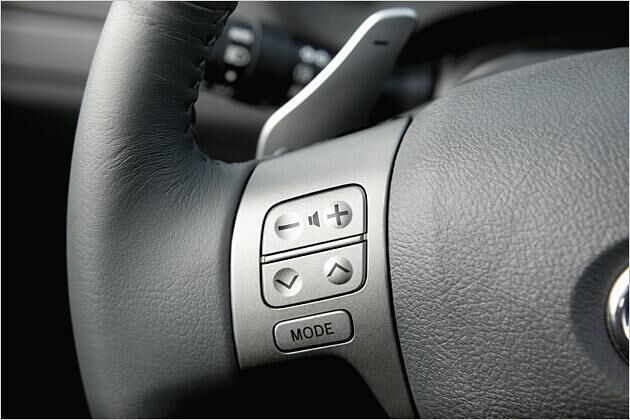 Der Fahrer kann schalten und den Radiosender verstellen, ohne die Hand vom Lenkrad zu nehmen
