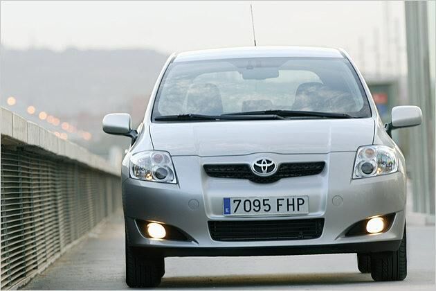 Die Front des Auris wirkt sehr glattflächig