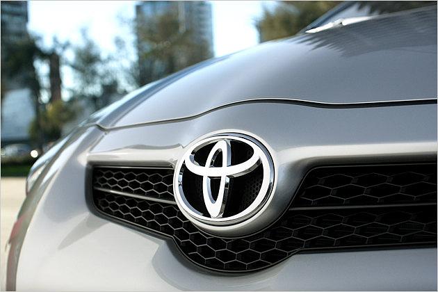 Prominent herausgearbeitet: Das Markenlogo von Toyota